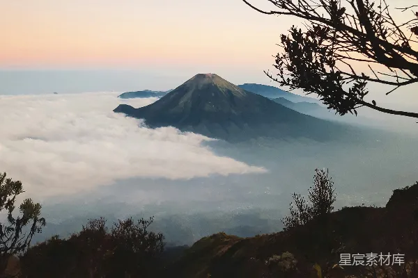 高清摄影 云海中的火山