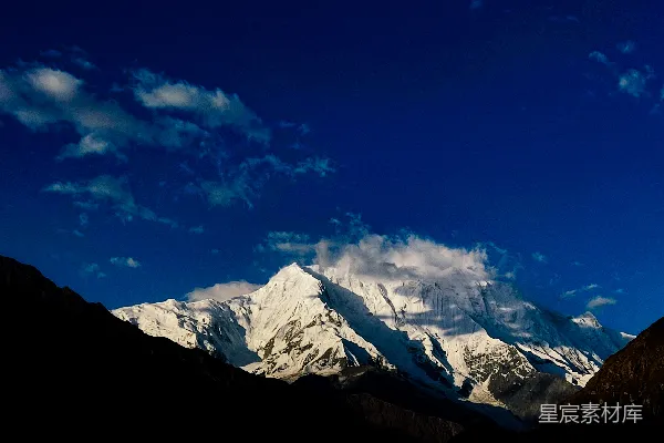 高清摄影 雪山下的宁静晨曦