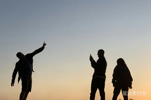 高清摄影 夕阳下的朋友剪影