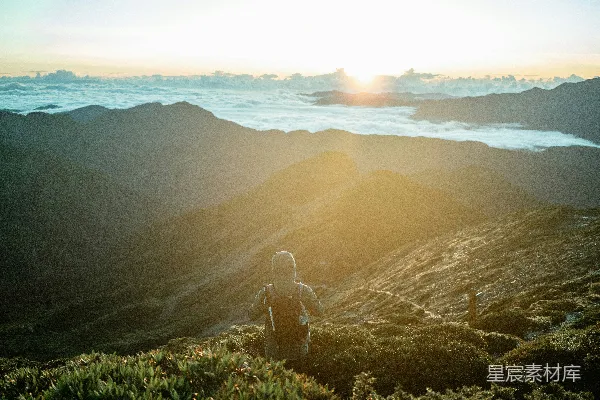 高清摄影 山间晨曦徒步者