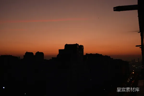 高清摄影 城市的剪影：日落时分的宁静