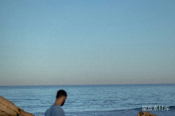 高清摄影 黄昏海边的独行者