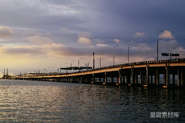 高清摄影 夕阳下的跨海大桥