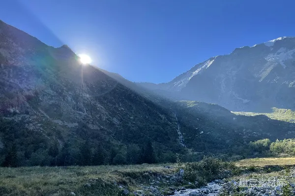 高清摄影 阳光洒落在山谷中的溪流