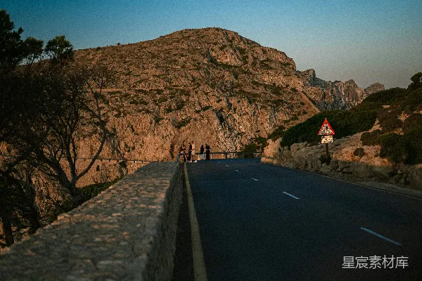 高清摄影 悬崖边的公路