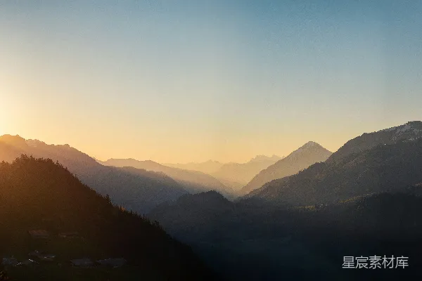 高清摄影 夕阳下的山谷