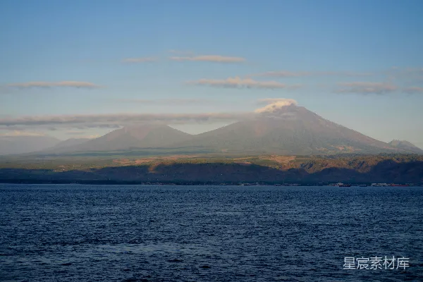 高清摄影 壮丽的火山与宁静的海景