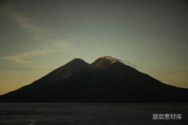 高清摄影 黄昏时分的火山轮廓