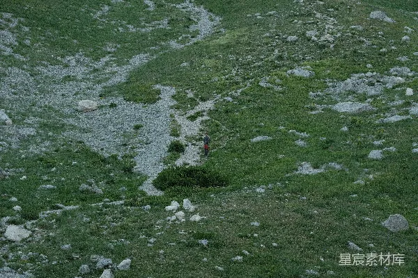 高清摄影 山间小径上的独行者