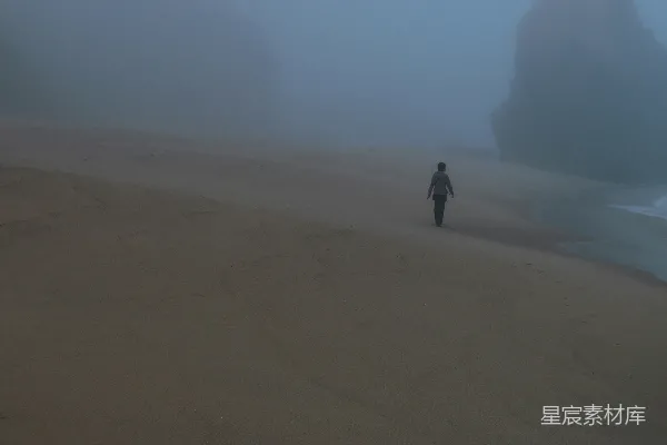 高清摄影 雾中的沙滩漫步