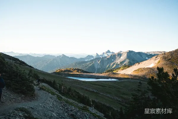 高清摄影 山间小径与宁静湖景