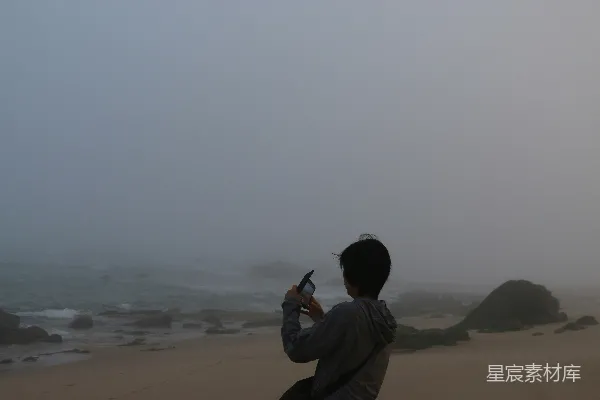 高清摄影 雾中海边的旅行者