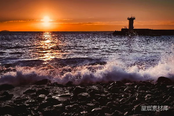 高清摄影 夕阳下的灯塔与波涛