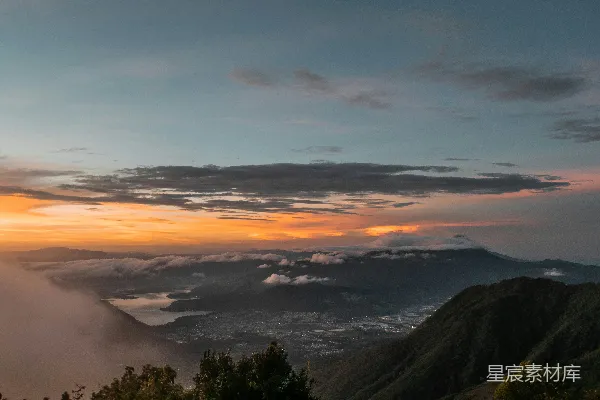高清摄影 云海日出：山间静谧的晨景