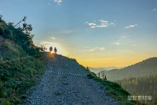 高清摄影 夕阳下的徒步之旅