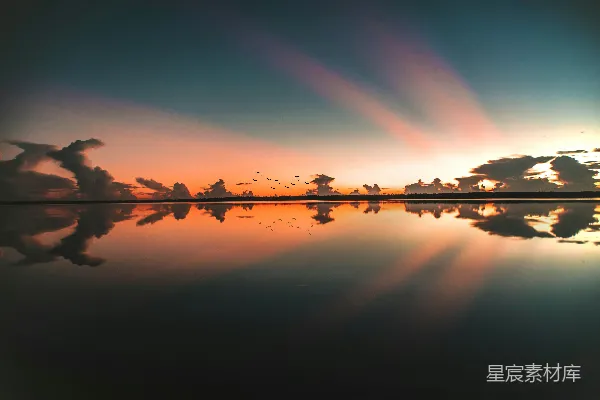 高清摄影 晨曦中的宁静湖面
