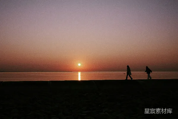 高清摄影 夕阳下的沙滩漫步