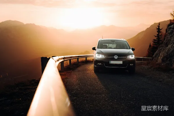 高清摄影 日落山路上的旅行车