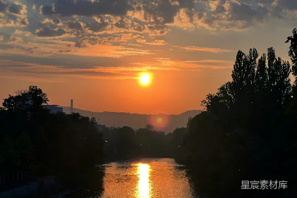 高清摄影 夕阳下的河流与城市剪影