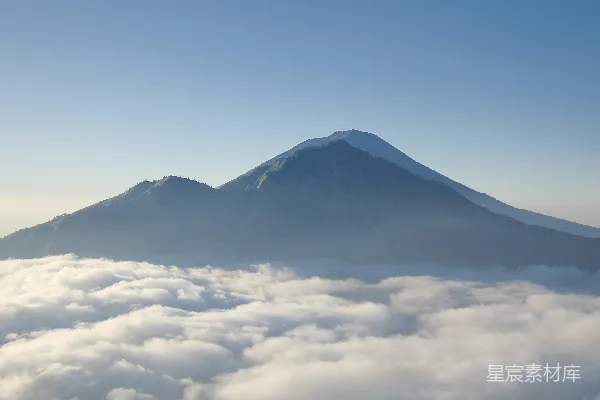高清摄影 云海中的火山