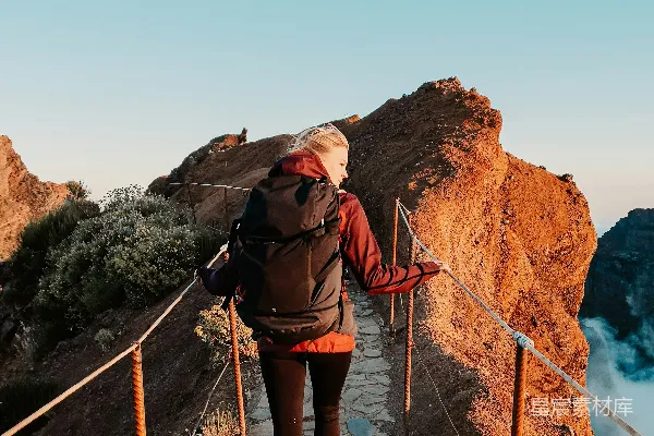 高清摄影 日落登山：在悬崖边的徒步之旅