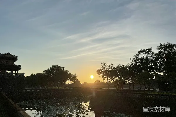 高清摄影 夕阳下的古塔与池塘