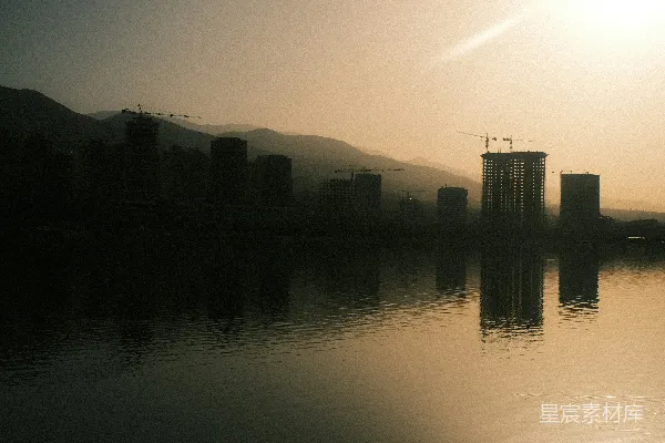 高清摄影 日落时的河边建筑群