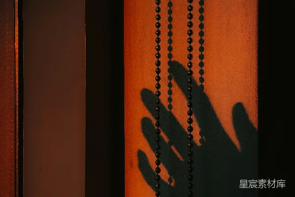 高清摄影 手影与珠帘的光影交错