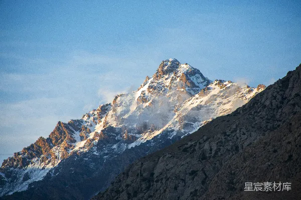 高清摄影 雪山日出：自然的壮丽