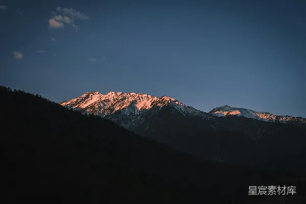 高清摄影 夕阳下的雪山