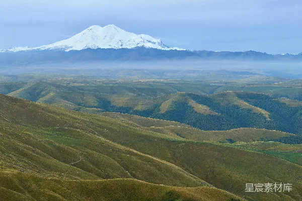 高清摄影 雪山与绿色山丘的壮丽景观