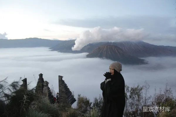 高清摄影 云海中的火山与废墟