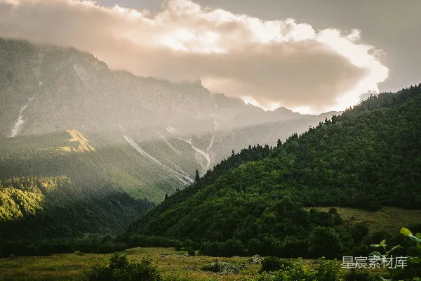 高清摄影 云雾缭绕的山间晨景