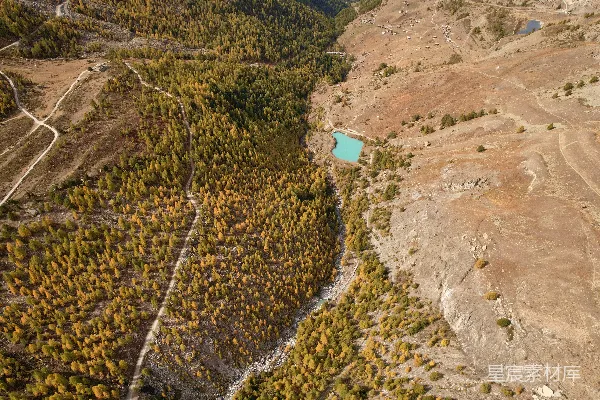 高清摄影 秋色山谷中的湖畔