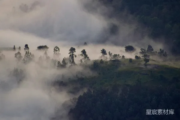 高清摄影 云雾缭绕的山间晨景