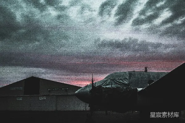 高清摄影 夕阳下的废弃机场