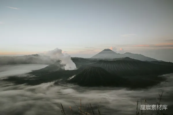 高清摄影 日出时的活火山