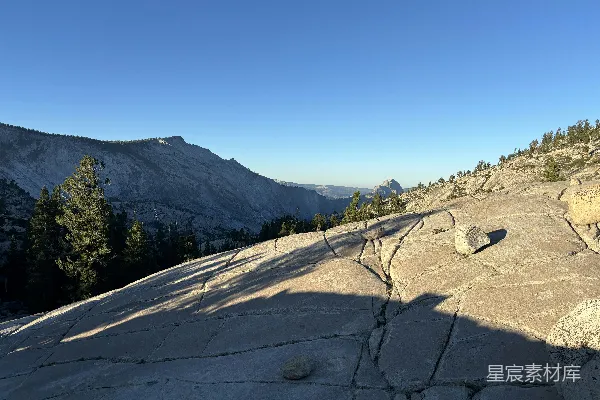 高清摄影 阳光下的岩石山景