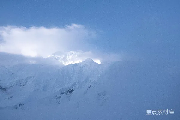 高清摄影 雪峰云雾缭绕