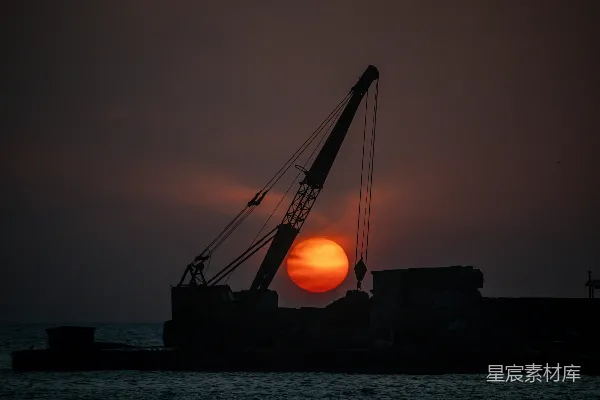 高清摄影 夕阳下的起重机剪影