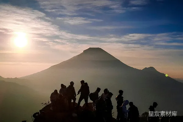 高清摄影 日出时分的登山者剪影