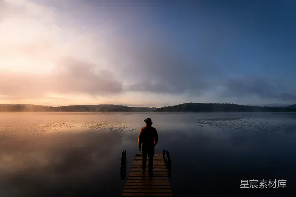 高清摄影 晨雾中的静谧码头