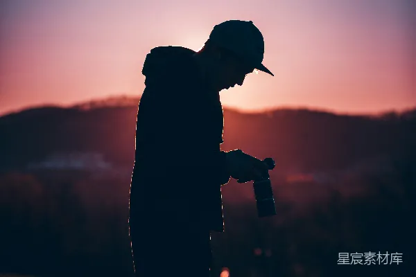 高清摄影 黄昏中的独行者