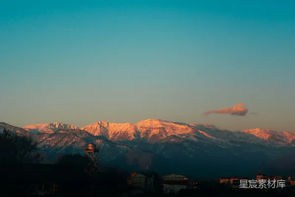 高清摄影 日出时的雪山与小镇