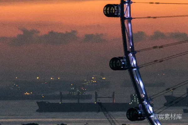 高清摄影 夕阳下的摩天轮与货船