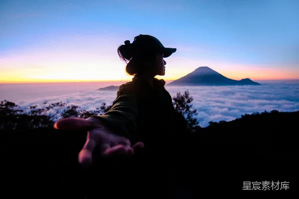 高清摄影 晨曦中的旅者剪影