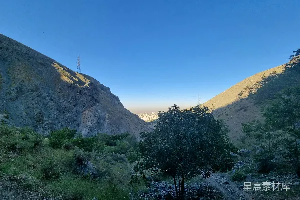 高清摄影 山间小道与城市天际线