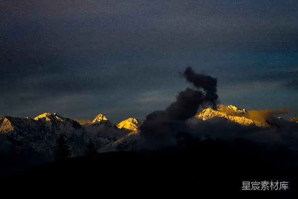高清摄影 夕阳下的雪山与烟雾