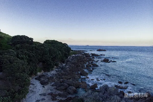 高清摄影 海岸日落：宁静的岩石海岸线
