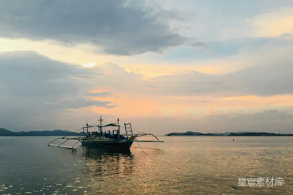 高清摄影 日落时的宁静渔舟